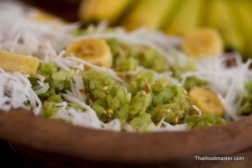 Sweet Pounded Unripe Rice Flakes Cereal with Coconut Flesh, and Banana สูตรทำข้าวเม่าคลุ