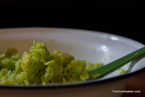 Sweet Pounded Unripe Rice Flakes Cereal with Coconut Flesh, and Banana สูตรทำข้าวเม่าคลุ