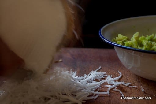 Sweet Pounded Unripe Rice Flakes Cereal with Coconut Flesh, and Banana สูตรทำข้าวเม่าคลุ