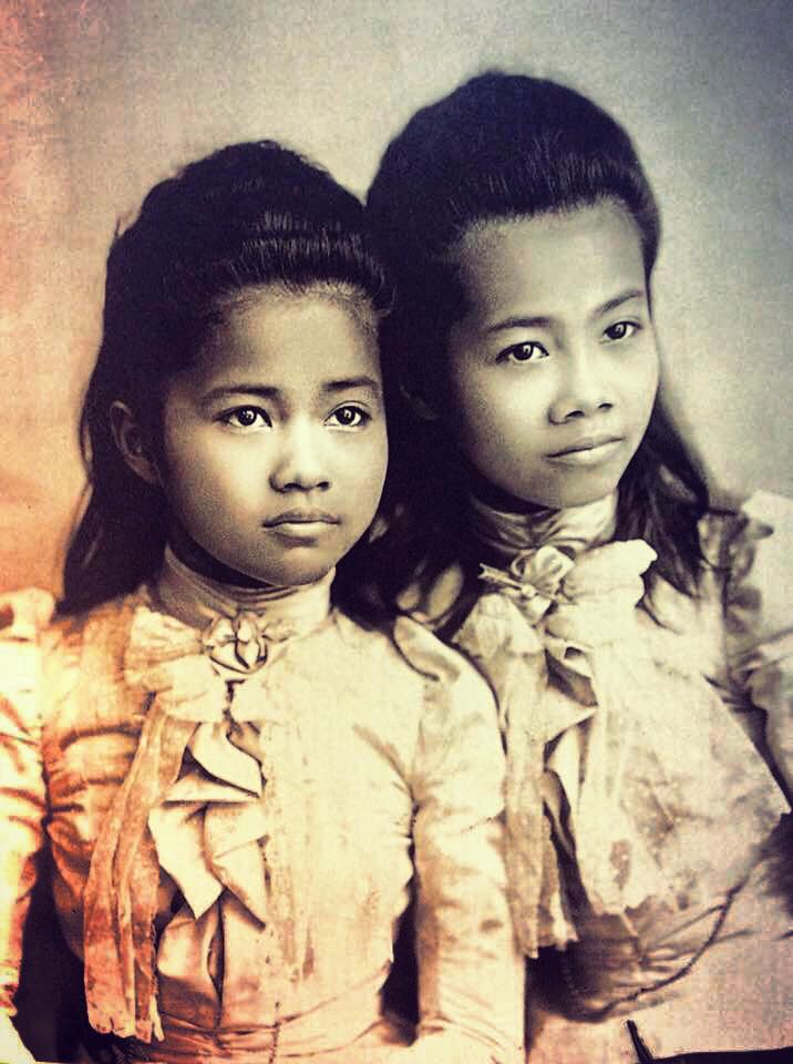 Sohmdet Ying Naawy (สมเด็จหญิงน้อย) and Sohmdet Ying Glaang (สมเด็จหญิงกลาง)